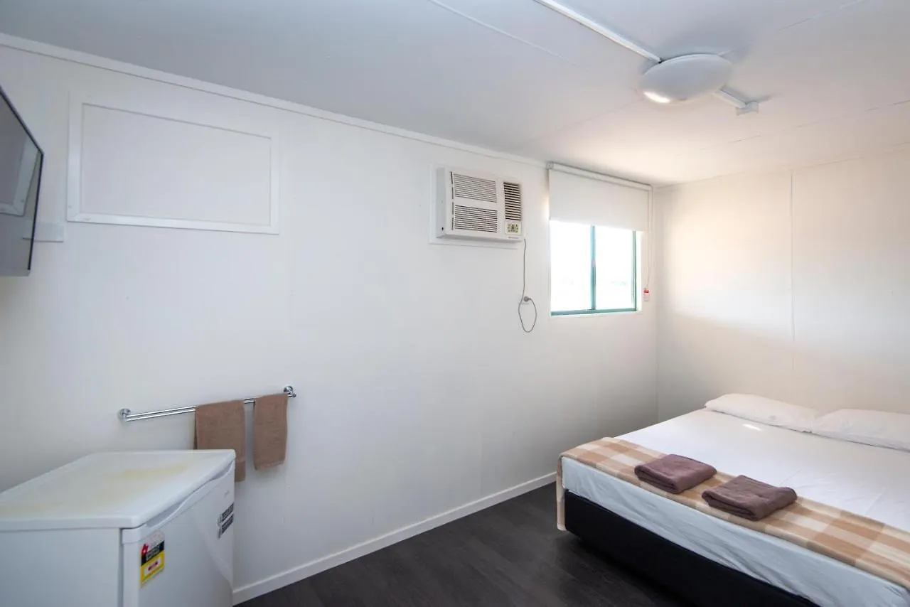 Stork Rd Budget Rooms - Private Rooms With Shared Bathrooms Access To Pool Лонгрич